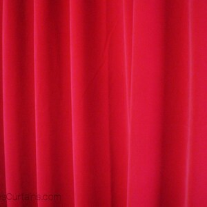 Puede incluir: Primer plano de cortinas rojas vibrantes con pliegues verticales. La tela parece ser de color liso y suave, creando un aspecto rico y texturizado. Las cortinas probablemente se utilizan para la decoraci&oacute;n del hogar.
