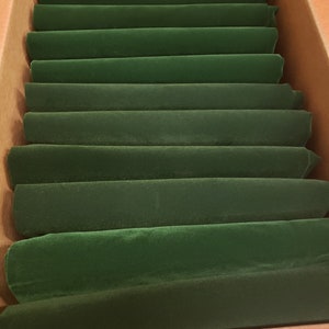 Lot von 10 Grün Flock Samt Stoff Meter weg Kürzungen-Rollenende Scraps Polyester / Nylon Vorhang / Gardinen / Handwerk / Polster Material Reste