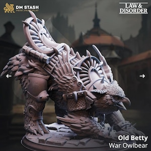 Puede incluir: Modelo 3D gris detallado de un Owlbear de guerra, llamado "Old Betty". La criatura tiene cabeza de pájaro y alas emplumadas, con blindaje y elementos mecánicos. El modelo está diseñado para imprimir, pintar y jugar.
