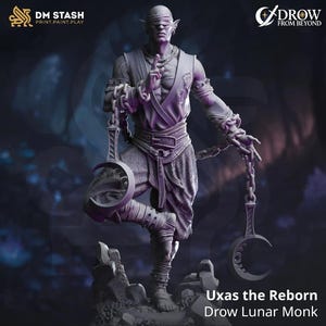 Puede incluir: Figura impresa en 3D de Uxas the Reborn, un monje lunar Drow. La figura está en una pose dinámica, sosteniendo armas en forma de media luna conectadas por cadenas. La figura lleva una venda en los ojos y ropa detallada. Los logotipos de DM STASH y DROW FROM BEYOND son visibles.