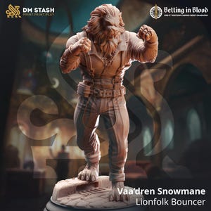 Könnte beinhalten: Eine Miniaturfigur eines Löwenmenschen-Türstehers, bemalt in einem braunen und beigefarbenen Farbschema. Die Figur ist in einer Kampfhaltung posiert, mit einer erhobenen Faust und der anderen geballt. Die Figur trägt eine Lederjacke, eine Hose und Stiefel. Die Figur steht auf einem runden Sockel. Der Text "Vaa'dren Snowmane Lionfolk Bouncer" ist auf dem Sockel aufgedruckt.