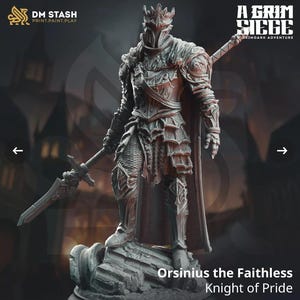 Op de afbeelding: Gedetailleerd beeldje van Orsinius de Ongelovige, Ridder van de Trots, in volledige wapenrusting, met een groot zwaard. De figuur staat op een stenen voetstuk. De tekst "A Grim Siege" en "DM Stash Print.Paint.Play" is inbegrepen.