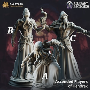 Puede incluir: Tres figuras detalladas de resina gris de Ascended Flayers of Hendrak. Cada figura tiene una forma humanoide con una cara con tentáculos, una armadura ornamentada y túnicas fluidas. Las figuras están etiquetadas A, B y C.