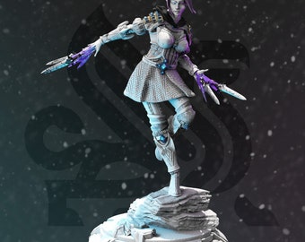 Puede incluir: Una figura pintada de blanco de un personaje femenino con cabello morado y ojos azules. Lleva un atuendo blanco y gris con un arma azul y morada. La figura está de pie sobre una base de roca gris.