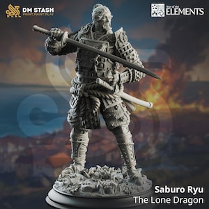 Puede incluir: Una figura en miniatura de plástico gris de un guerrero samurái que lleva armadura y sostiene una espada. La figura está de pie sobre una base con el texto "Saburo Ryu The Lone Dragon".