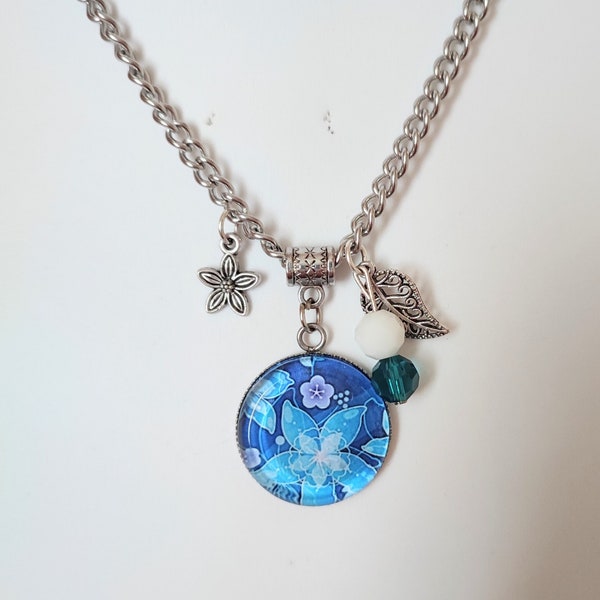 Collier cabochon fleur bleue