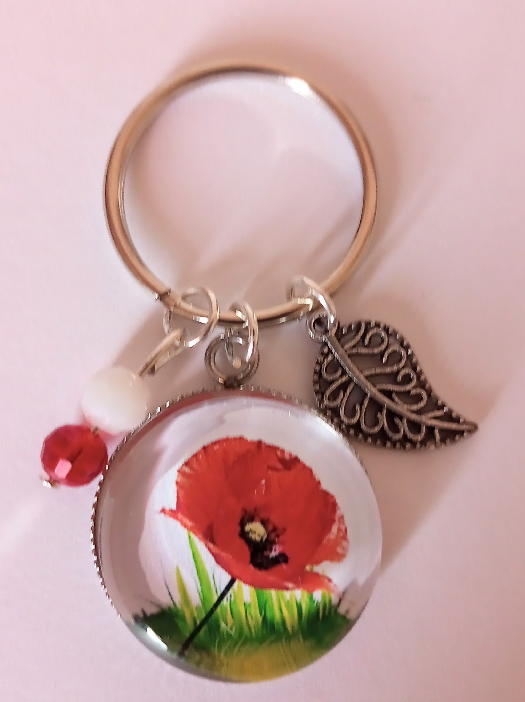 Porte-clé avec médaillon dessin de fleurs de coquelicot
