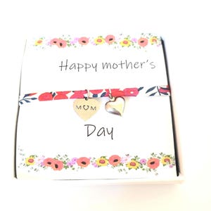Coffret  cadeau fete des mères. Bracelet  fantaisie pendentif mom ,carte Happy mother's day. acier inoxydable ,cordon liberty.