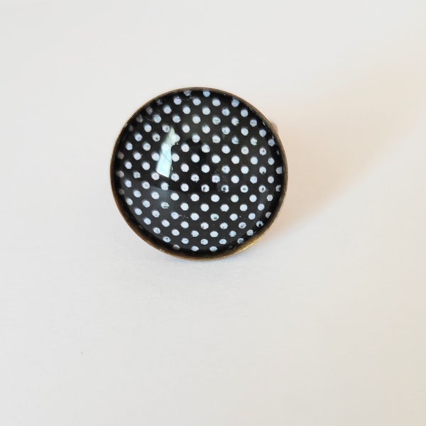 Bague cabochon pois noirs et blancs