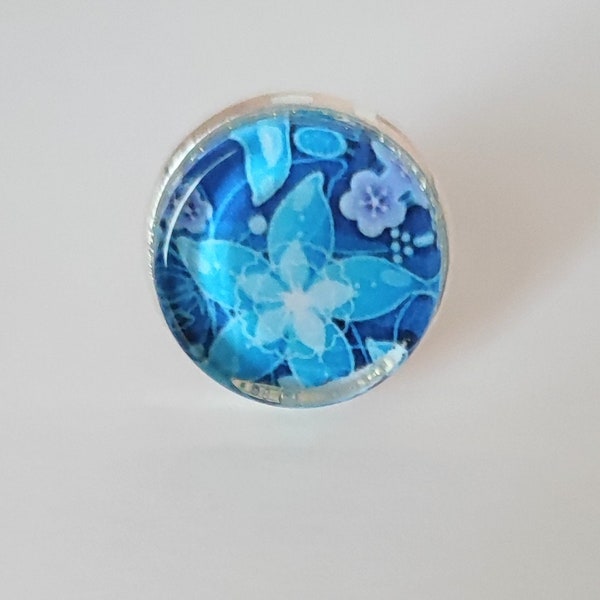 Bague cabochon fleur bleue