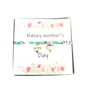 Coffret  cadeau fete des mères. Bracelet  fantaisie pendentif mom ,carte Happy mother's day. acier inoxydable ,cordon liberty.
