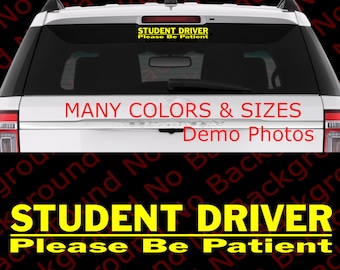 Może przedstawiać: Biały samochód z żółto-czarną naklejką "Student Driver Please Be Patient" na tylnej szybie. Tekst "MANY COLORS & SIZES Demo Photos" jest nadrukowany na czerwono pod naklejką.