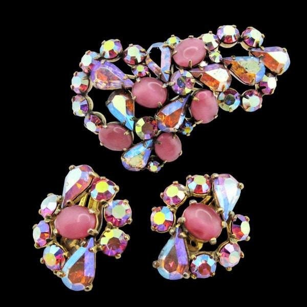 Schiaparelli Brosche Ohrringe Set / Amöbenförmige Pin / Rosa Tropfen Runde Chaton AB Strass / Pastell Satin Glas Cabochons / Vergoldete Überzug