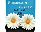 Toshikane DAISY Earrings Hand Painted Arita Porcelain White Yellow Green Glazed Ceramic 29mm Figural 3D FLOWER Kojima Art Jewelry UNWORN