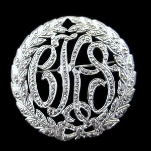 Vintage 1940s Harry Iskin plata esterlina Marcasite monogram Wreath Pin