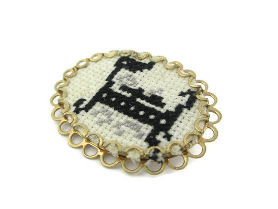 NeedlePoint Initial  "E" Pin/Monogram Needle Poin… - image 2