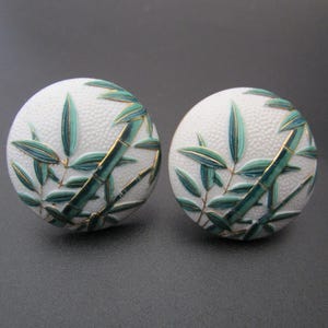 Pendientes de bambú verde TOSHIKANE, pintados a mano en Japón, de porcelana Arita redonda de 2,5 cm, con cierre de rosca de plata japonesa.
