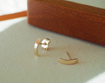 Petites boucles d’oreilles incurvées en or massif 14k