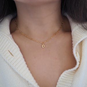 Collar con clip de papel personalizado con letra individual bañada en oro de 14 k