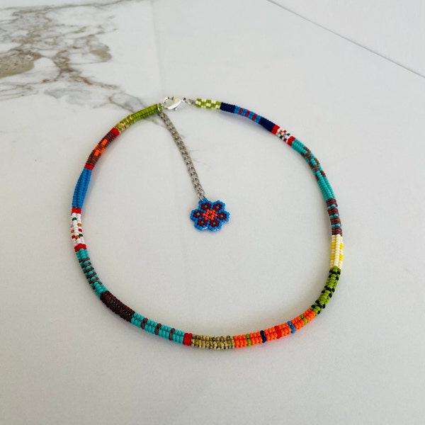 Handgeweven rocaillechoker: kleurrijke visgraatketting