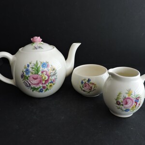 England teservis med grädde och socker Vintage rosor te för två Ambassador Ware blommig dryckesservis GreenTreeBoutique
