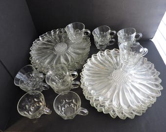 Set di 12 piattini e tazze da snack in vetro Hazel Atlas con design floreale vintage, ideali per brunch e buffet, GreenTreeBoutique