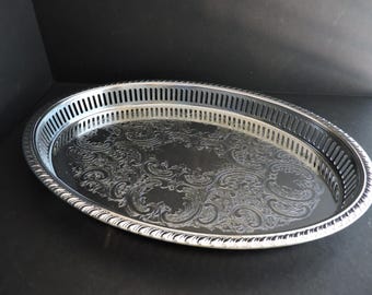 Vassoio vintage in argento con bordo Gallery, ideale per buffet, esposizione di profumi, bar e bevande. GreenTreeBoutique