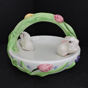 Cestino in ceramica con coniglio bianco e tulipani, piatto da portata pasquale, porta caramelle, decorazione primaverile per la cucina GreenTreeBoutique