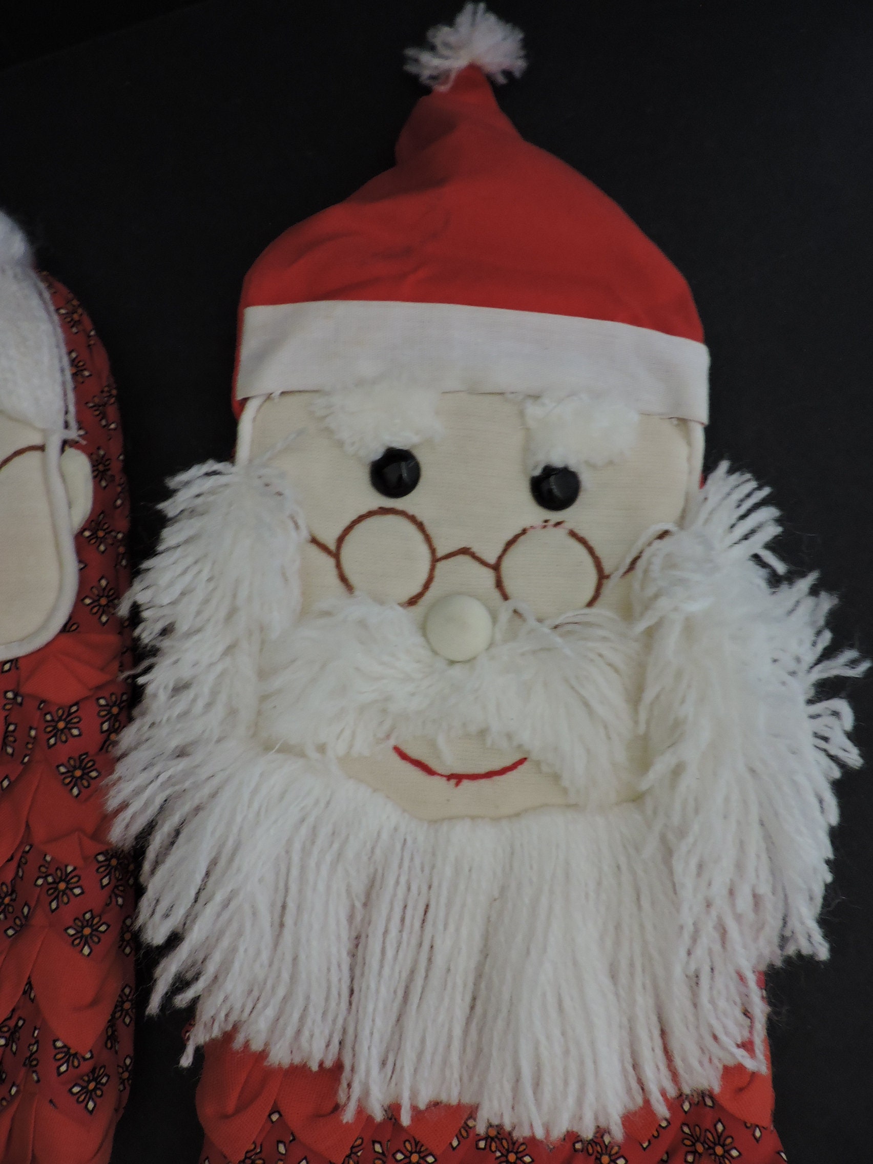 Pack Vintage De Quatre Père Noël Tenant Différents Articles | Vecteur