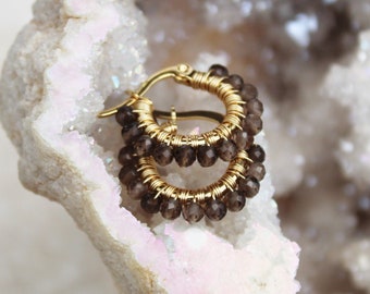 Cerchi in quarzo fumé, piccoli orecchini a cerchio con pietre preziose marroni, piccoli cerchi in oro, cerchi in cristallo avvolti in filo metallico, regalo per la migliore amica, Regno Unito