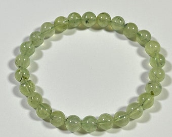 Può includere: Un braccialetto in avventurina verde con perline rotonde. Il braccialetto è fatto di pietre naturali e ha un design semplice.