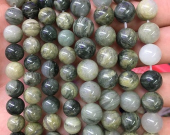 Peut inclure: Un brin de perles rondes rayées de vert et de blanc. Les perles sont en pierre naturelle et ont une finition polie.