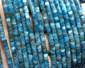Può includere: Una collana di perle di apatite blu, ogni perla è un cumulo di piccole pietre di apatite blu rotonde. Le perle sono disposte in file, creando un motivo testurizzato e visivamente accattivante.