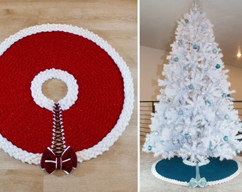 Puede incluir: Dos faldas de árbol de Navidad de ganchillo. La primera es roja con un borde blanco y un lazo burdeos. La segunda es azul verdoso con un borde blanco y un lazo azul verdoso.
