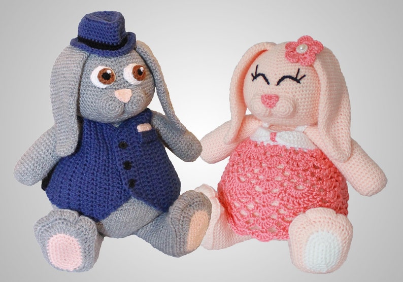 Modèle de jouet de lapin au crochet. Instructions faciles pour la poupée Amigurumi lapin de Pâques garçon et fille mignonne pour la décoration de maison de vacances bricolage fichier PDF image 1