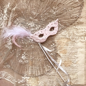 Marque-page rose plume d'autruche mascarade avec rubans, cadeau de rat de bibliothèque masque de carnaval, décoration de gâteau masque de mascarade, cadeau littéraire amateur de livres