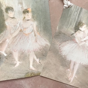 Degas Ballerina Glitter Geschenkanhänger mit Vintage Nahtbindungsbändern, Shabby Chic Scrapbook Tags, Balletttänzerin Tags, Sparkly Dancer Tags