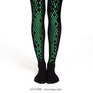 Grüne Drachenhose für Frauen, Plus Size Cosplay Kostüm für Halloween, Drache, Liyard, Schlangenhaut Muster, Goth Fashion Bild 1