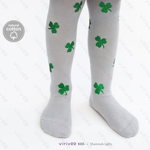 Puede incluir: Mallas grises con un patrón de trébol. Las mallas están hechas de algodón natural.