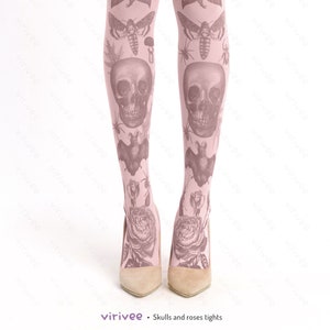 Peut inclure: Collants roses avec un motif de crânes, de roses, de chauves-souris et de papillons de nuit. Les collants sont transparents et présentent un design délicat. Le texte "virivee tights" est imprimé sur les collants.
