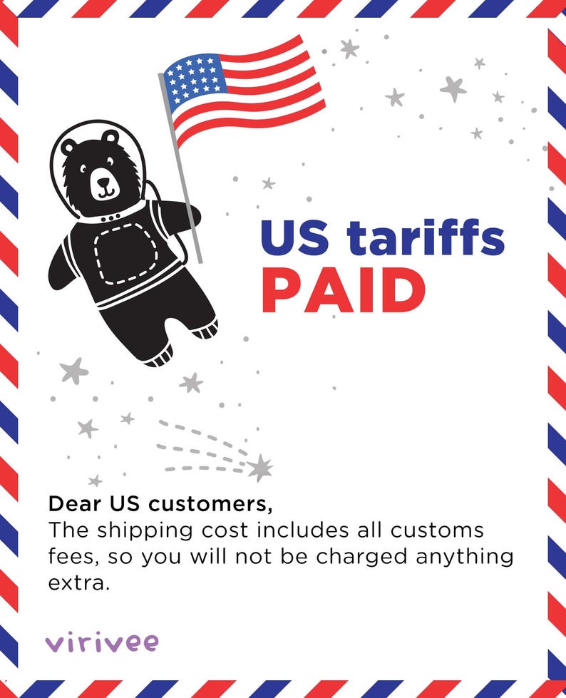 Pu&ograve; includere: Un grafico informativo bianco con bordo a strisce rosse e blu raffigurante un orso nero in tuta spaziale che tiene una bandiera statunitense. Testo: US tariffs PAID. Dear US customers, The shipping cost includes all customs fees. Marchio virivee.