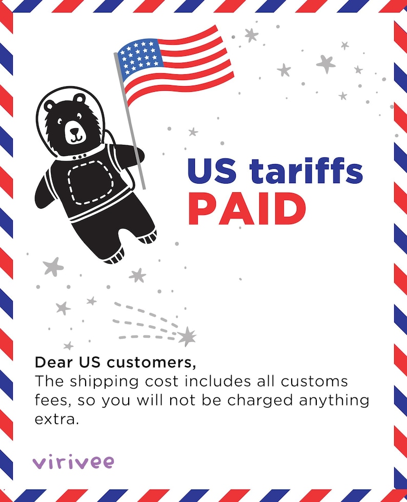 Puede incluir: Un gr&aacute;fico informativo blanco con borde de rayas rojas y azules que muestra un oso negro con traje espacial sosteniendo una bandera de EE. UU. Texto: US tariffs PAID. Dear US customers, The shipping cost includes all customs fees. Marca virivee.