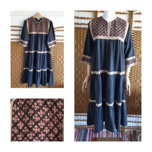 Black Indian cotton vintage 1970s folk dress ~ Durga boho hippy /  s /   { ethnic Afghani Kuchi Tribal Block print Ethnic Smock }