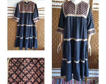 Vestido folklórico vintage de algodón indio negro de los años 70 ~ Durga bohemio hippie / s / { bata étnica afgana Kuchi con estampado tribal en bloque }