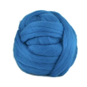 Puede incluir: Una gran bola de vellón de lana azul, un tipo de fibra que se utiliza para el fieltro y el hilado.