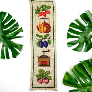 Modern wandtapijt uit het midden van de eeuw, jaren 1950 handgeborduurd Scandinavisch design. Kruissteken Canvas Kitchen Art. Gemaakt in Zweden