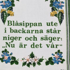 Tapiz sueco para colgar en la pared. Vintage, hecho en Suecia en la década de 1960. Estampado floral con versos de una canción sueca. Estilo moderno de mediados de siglo.