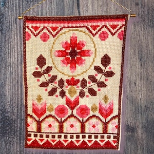 Schwedischer Vintage 1950er rechteckiger handbestickter Wandbehang Tapisserie, mit einem rosa, modernen stilisierten Blumenmuster aus der Mitte des Jahrhunderts.