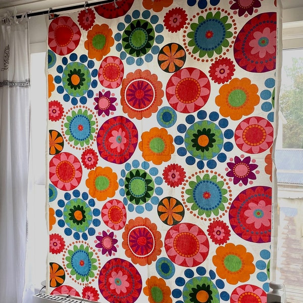 Incroyable tissu suédois Ikea motif floral stylisé. Design scandinave Coton Couture colorée Flower power Style rétro Décoration d'intérieur