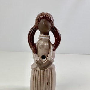 Schwedische Vintage Blumenmädchen / Blomsterflicka Keramik FigurIne Vase. Skandinavisches Design hergestellt in Schweden in den 1970er Jahren.